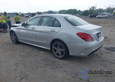 2015 Mercedes-Benz C 300 4Matic/Luxury 4Matic/Sport 4Matic z USA, uszkodzony, nr VIN 55SWF4KB1FU009166